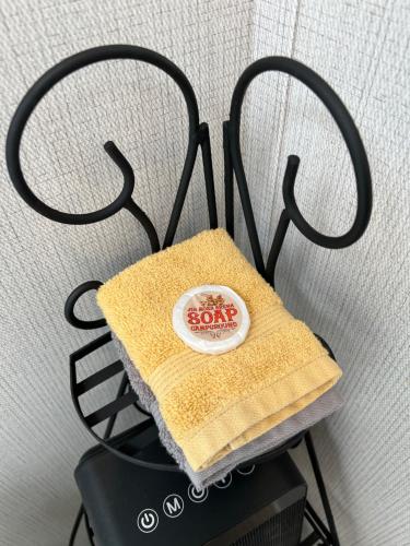a towel sitting on top of a black chair at JMA Alpine Inn in Riverton