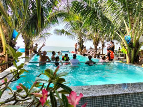 Swimmingpoolen hos eller tæt på Biển Ngọc Homstay