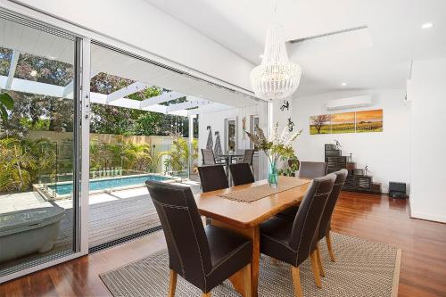 a dining room with a wooden table and chairs at Cottage Gem - 2BR Parkside Retreat in Bicton
