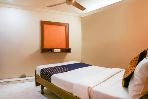 a bedroom with a bed and a window at SPOT ON Hotel Super Guest House in Ahmedabad