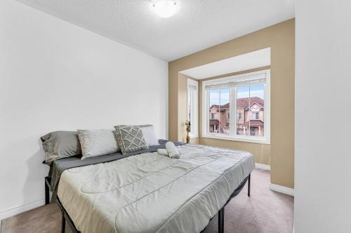 Кровать или кровати в номере Charming Home with Airport and Toronto Nearby