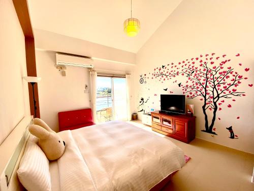 礁溪鄉的住宿－綠野甜屋 ，一间卧室配有一张树床和电视