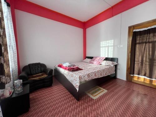 Un pat sau paturi într-o cameră la 1010 NK Homestay
