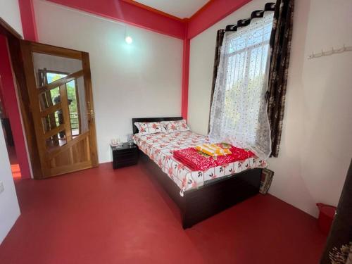 Una cama o camas en una habitación de 1010 NK Homestay