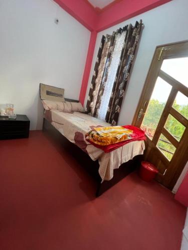 ein kleines Bett in einem Zimmer mit Fenster in der Unterkunft 1010 NK Homestay in Shillong