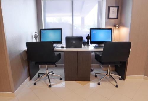 Μια τηλεόραση ή/και κέντρο ψυχαγωγίας στο SpringHill Suites Dulles Airport