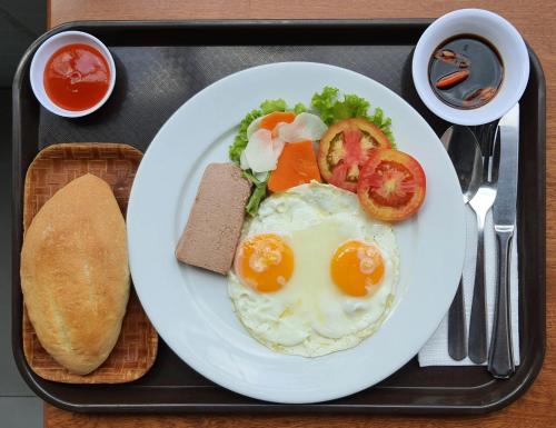 a plate of food with eggs and vegetables on a tray at Dolce Mia Home Ninh Bình in Ninh Binh