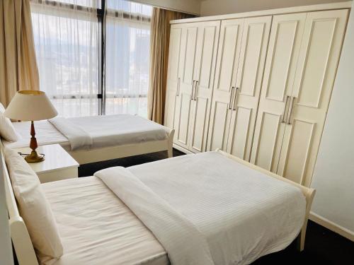 Säng eller sängar i ett rum på Regal Residences At Berjaya Times Square