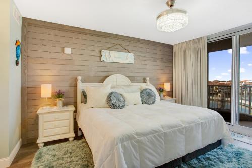 德斯坦的住宿－Pelican Beach Paradise!，卧室设有一张白色大床和一扇窗户。