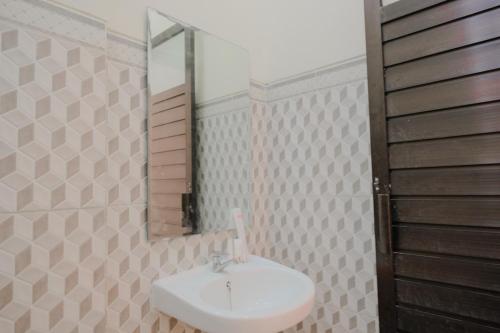 a bathroom with a sink and a mirror at Rahayu Residence Syariah Kediri in Kediri