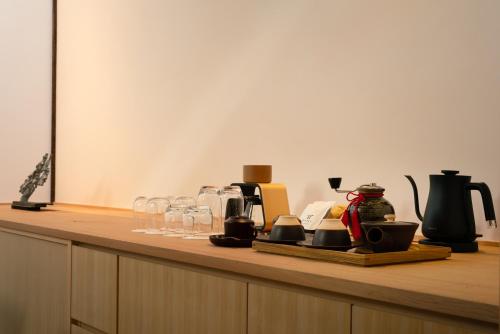 Kemudahan buat kopi dan teh di BYAKU Narai
