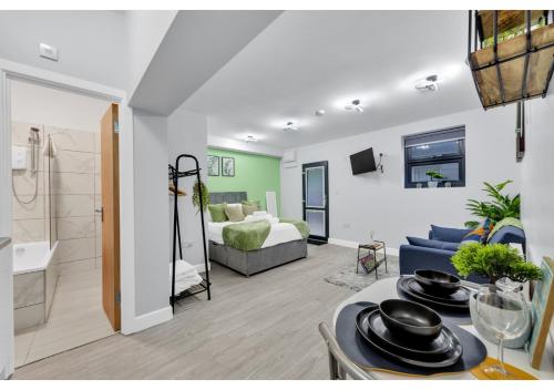 ein Wohnzimmer mit einem Sofa und einem Bett in der Unterkunft Green Haven Sleeps Two in London