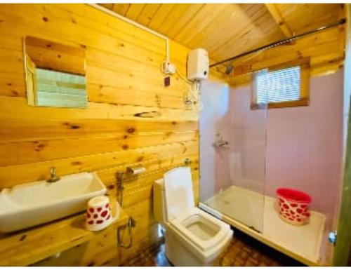 La salle de bains en bois est pourvue de toilettes et d'un lavabo. dans l'établissement Mermaid Resort, Arambol, Goa, à Arambol