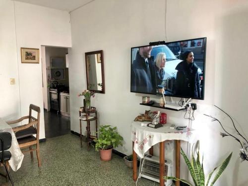 En tv och/eller ett underhållningssystem på Casa-Apt de 2 Dormitorios Perfecta Ubicacion