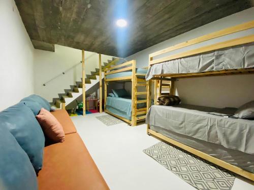 - une chambre avec 2 lits superposés et un escalier dans l'établissement Casa De Campo Mirador H&L, à San Antonio de las Alzanas