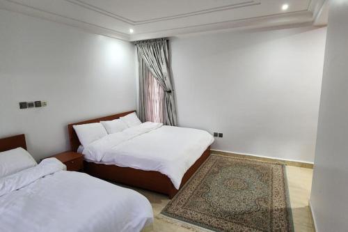 2 camas en una habitación pequeña con ventana en Nomads Nest Retreats, en Galadima