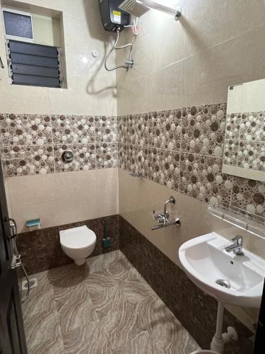 uma casa de banho com um lavatório e um WC em Seacastle luxury apartments em Consua