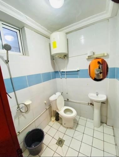 a bathroom with a toilet and a sink at Guesthouse & énergie in Douala