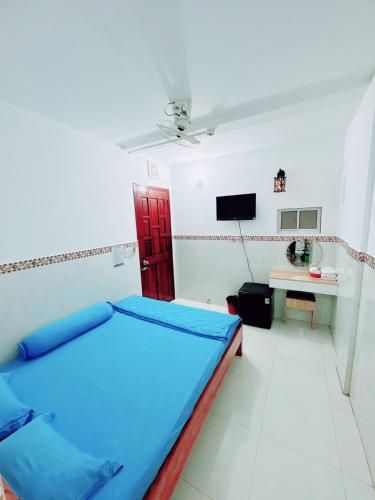 a bedroom with a bed and a tv in it at nhà nghỉ thanh thuy 2 in Ha Tien