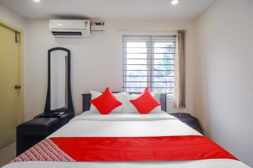 Katil atau katil-katil dalam bilik di Pride Hospitality Nungambakkam