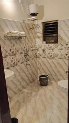 bagno con doccia, 2 lavandini e servizi igienici di Tierra Hotel Kohora a Kāziranga