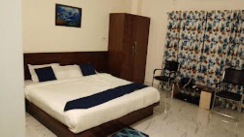 ein Schlafzimmer mit einem Kingsize-Bett in einem Zimmer in der Unterkunft Tierra Hotel Kohora in Kāziranga