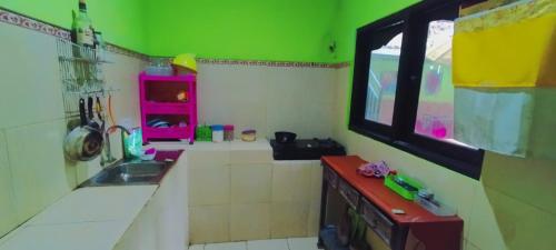 uma cozinha com um lavatório e uma janela em GreenView Backpacker INN em Ubud