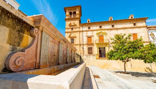 a building with a tree in front of it at Apartamento Andalucía Centro III in Antequera
