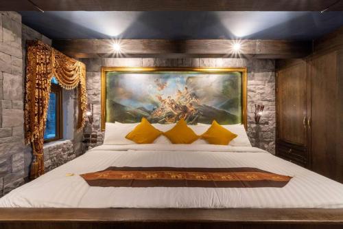 Un dormitorio con una cama grande con un cuadro en la pared. en The Castle Pratumnak Hill Pattaya 6 Bedroom, en Pattaya South