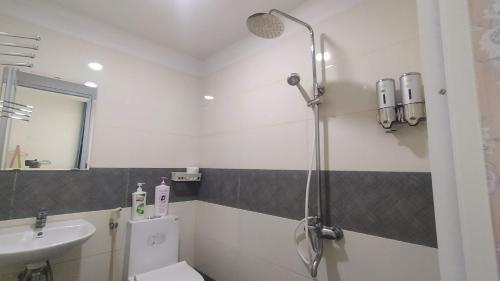uma casa de banho com um chuveiro, um WC e um lavatório. em Q' Homestay Garden Villa em Hue