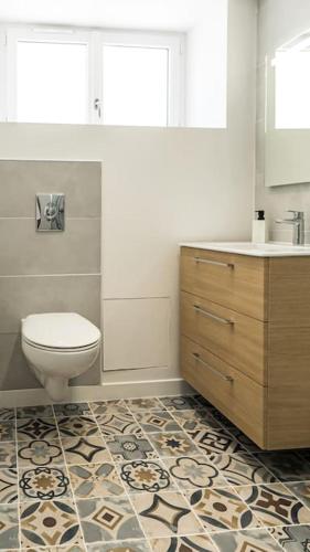une salle de bain avec toilettes et lavabo dans l'établissement L'Azuré-centre-ville/gare, neuf, à Châteauroux