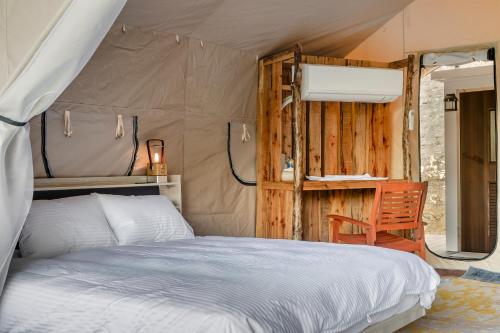 a bedroom with a bed in a tent at Grow Tree Glamping in Dahu