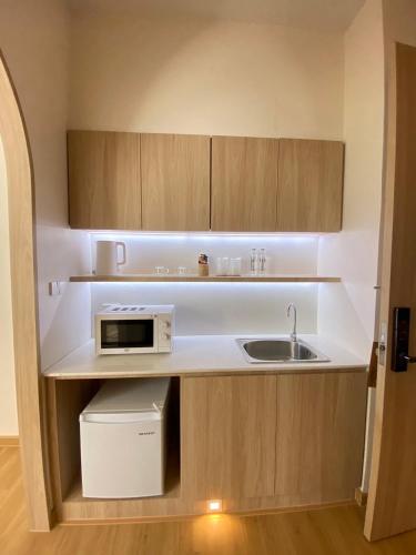 Una cocina o zona de cocina en Punn Hotel Korat