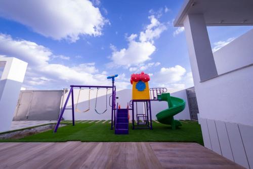 a playground on the roof of a house at بهجة الجبل الأخضر in Ḩayl Yaman