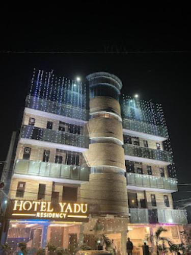 un edificio de hotel yoda con un cartel delante de él en Hotel Yadu Residency Meerut en Meerut
