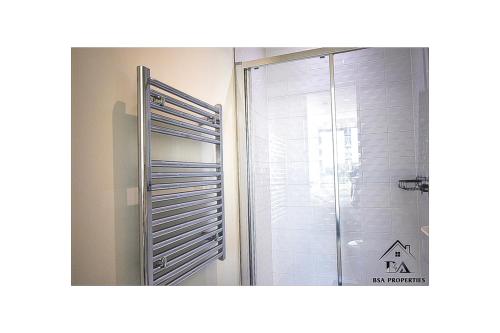 une salle de bain avec douche et miroir dans l'établissement City Centre Apartment Close to Ascot & Legoland Sleep Upto 4 Guests - Parking on Request!, à Bracknell