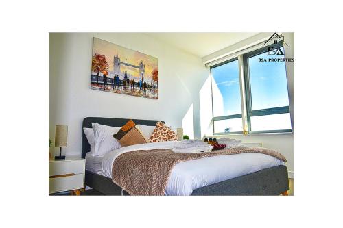 une chambre avec un lit et une grande fenêtre dans l'établissement City Centre Apartment Close to Ascot & Legoland Sleep Upto 4 Guests - Parking on Request!, à Bracknell