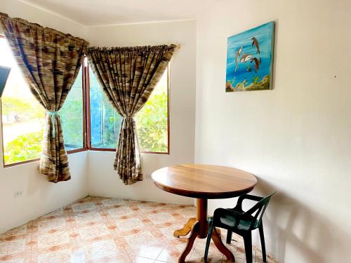 einen Tisch und einen Stuhl in einem Zimmer mit Fenster in der Unterkunft Hostal Vista al Mar in Puerto Baquerizo Moreno
