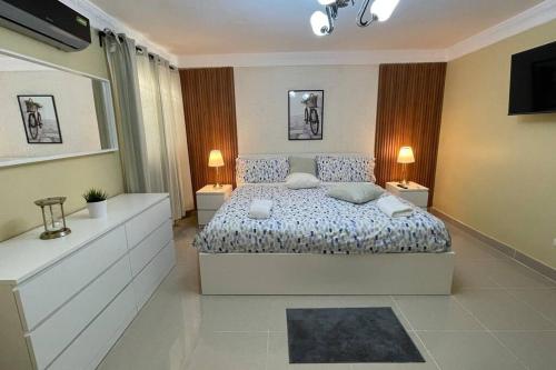 a bedroom with a bed and two lamps and a television at Alojamiento en Barahona in Santa Cruz de Barahona