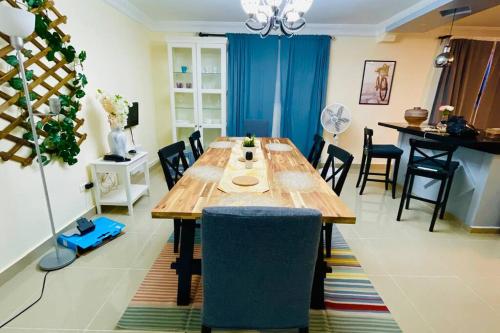 una sala da pranzo con un lungo tavolo in legno e sedie di Alojamiento en Barahona a Santa Cruz de Barahona