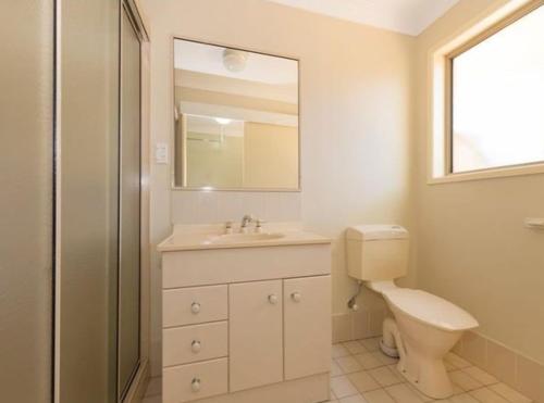 MoggillにあるBrisbane Zen spaceのバスルーム(トイレ、洗面台、鏡付)