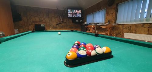 Una mesa de billar con un montón de pelotas. en Cosy House Billiard - Sauna & Parking, en Kaunas