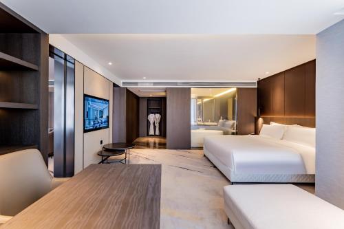Postel nebo postele na pokoji v ubytování Ramada by Wyndham Bayannur