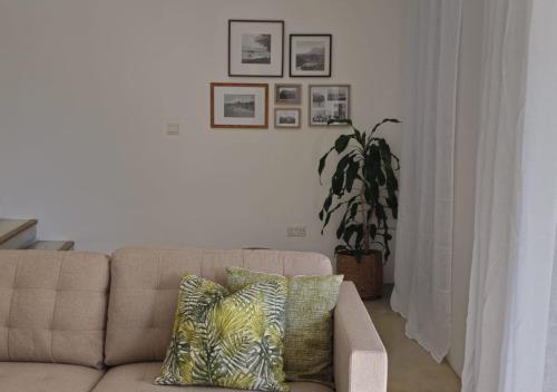 Χώρος καθιστικού στο Modern Villa in Grand Bay - Short Walk to Beach