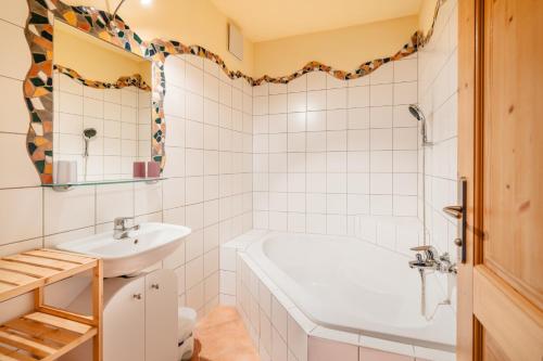 Baño blanco con bañera y lavamanos en Prinzenhof, en Grossgerungs