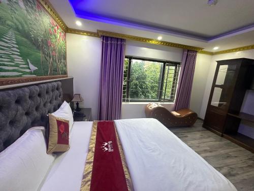 een slaapkamer met een groot bed en een raam bij Hoàng Gia Long Biên Hotel in Hanoi