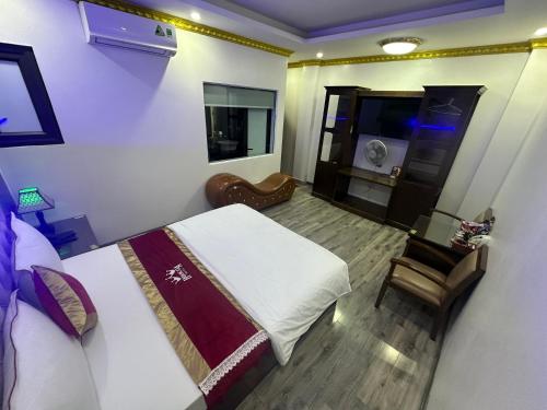 Postel nebo postele na pokoji v ubytování Hoàng Gia Long Biên Hotel