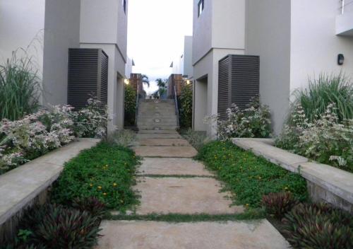 Κήπος έξω από το Modern Villa in Grand Bay - Short Walk to Beach