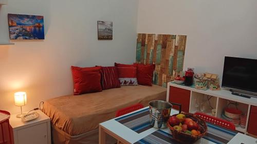 ein kleines Zimmer mit einem Bett und einem Tisch mit einer Obstschale in der Unterkunft DIMORA DANICLA in Neapel