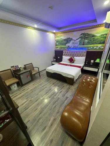 Postel nebo postele na pokoji v ubytování Hoàng Gia Long Biên Hotel